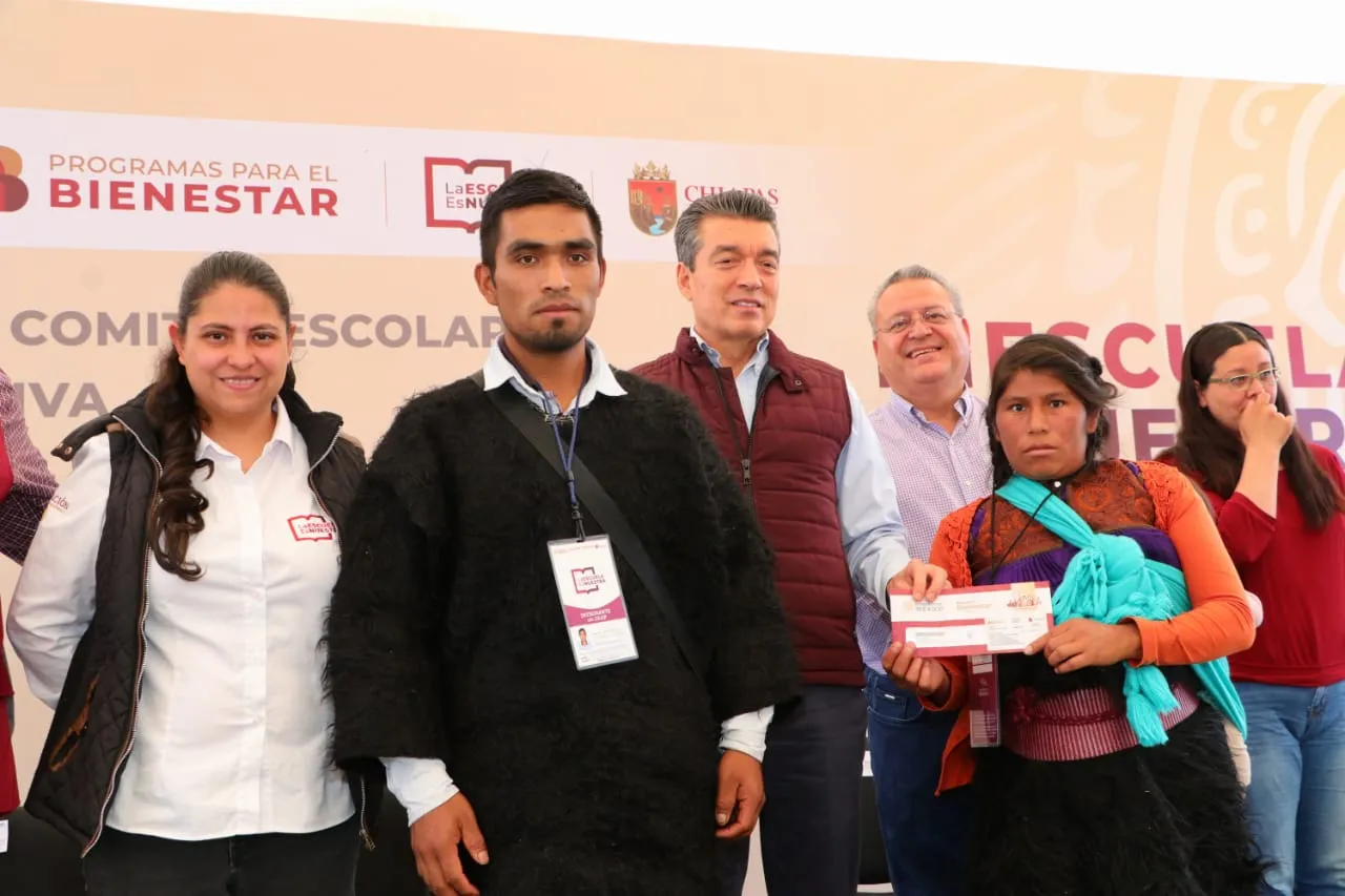 Rutilio Escandón encabeza entrega de tarjetas del Programa “La Escuela Es Nuestra”, en San Cristóbal