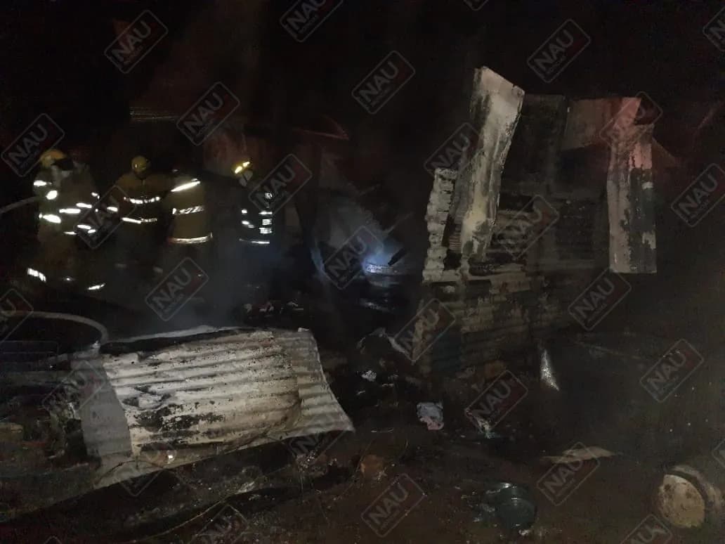 Incendian una casa en los Pinos