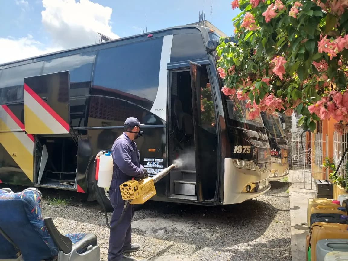 Rumbo A La Nueva Normalidad, Sanitizan Unidades Del Transporte Turístico.