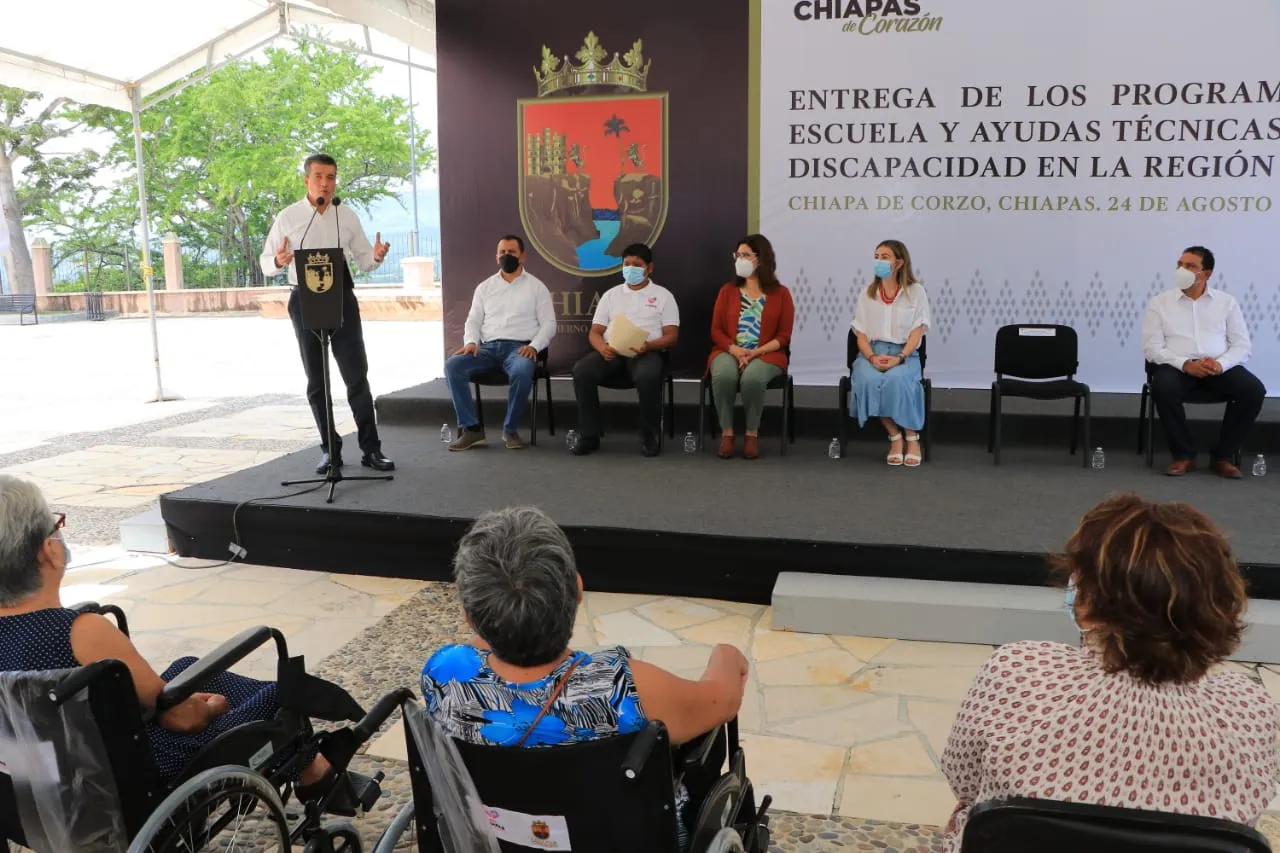Rutilio Escandón entrega ayudas técnicas y paquetes escolares a habitantes de la región Metropolitana
