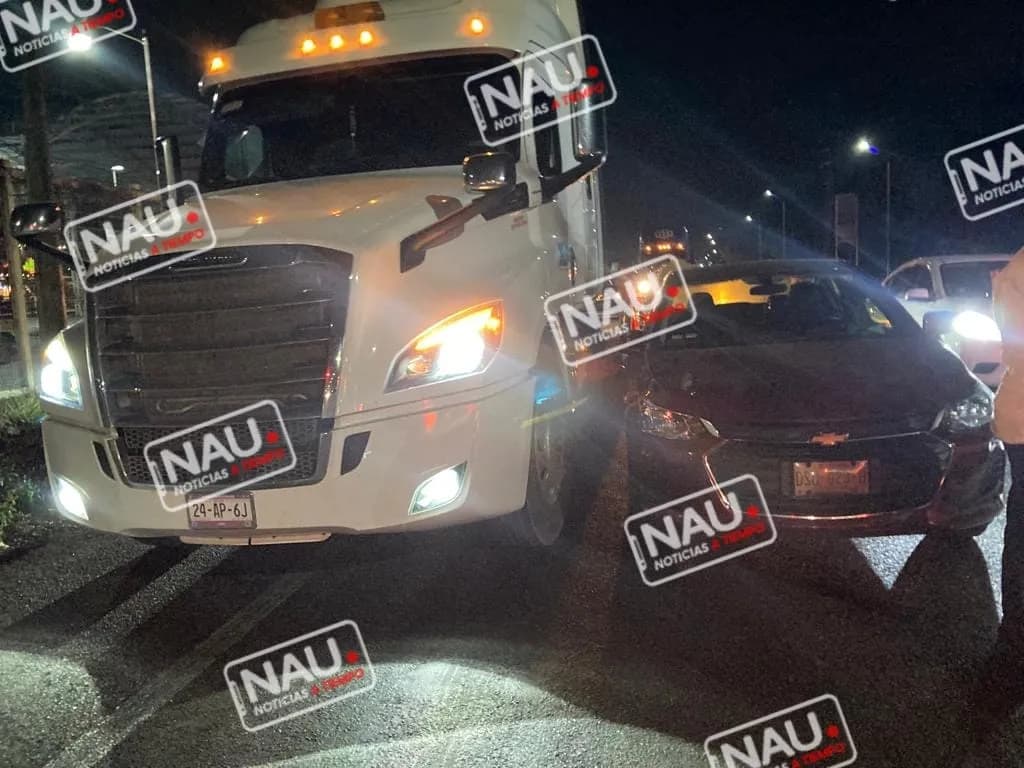 Cabezal de tráiler impacta a un automóvil compacto.