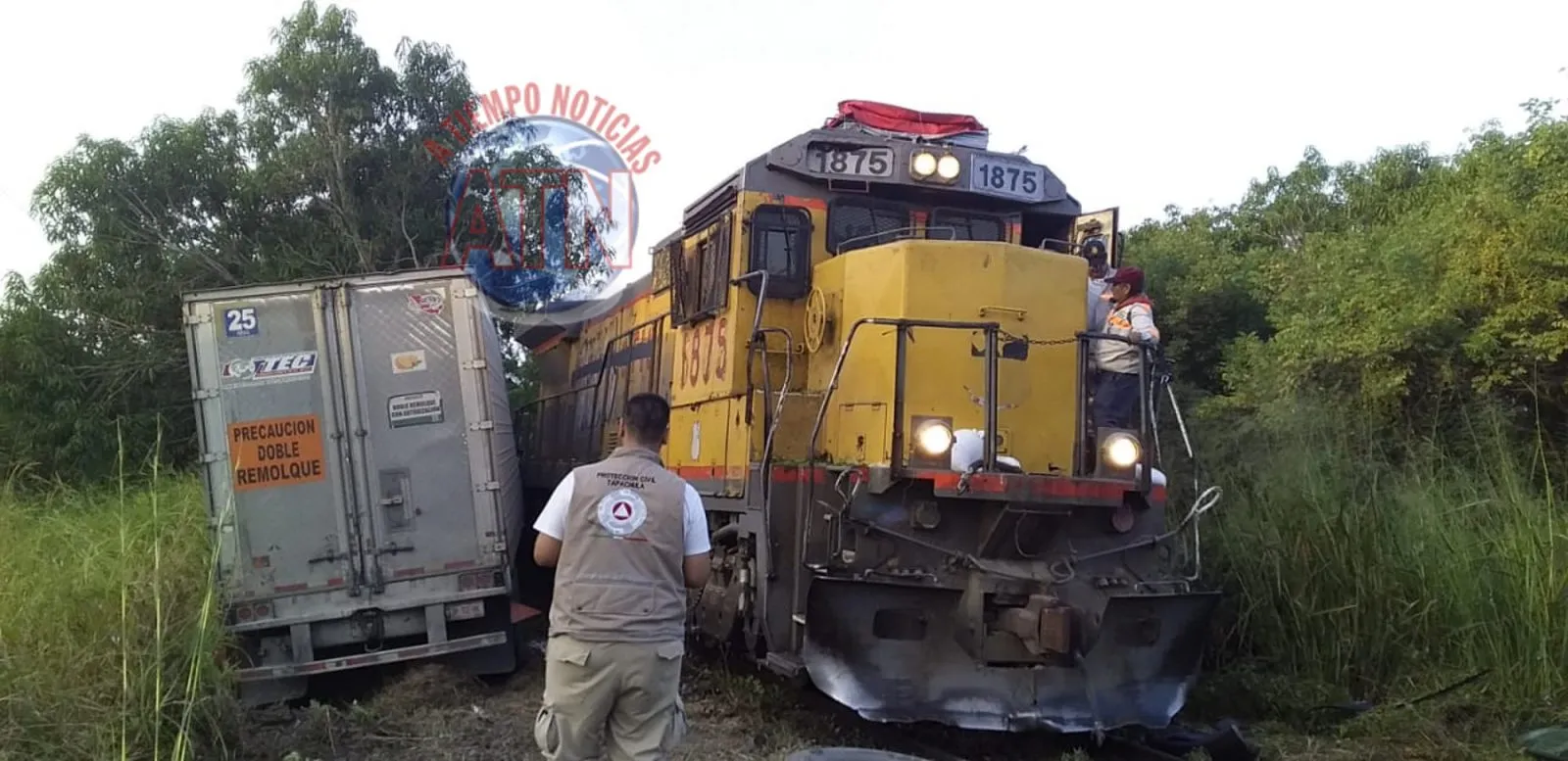 Tres lesionados al chocar tráiler contra una locomotora de Chiapas Mayab