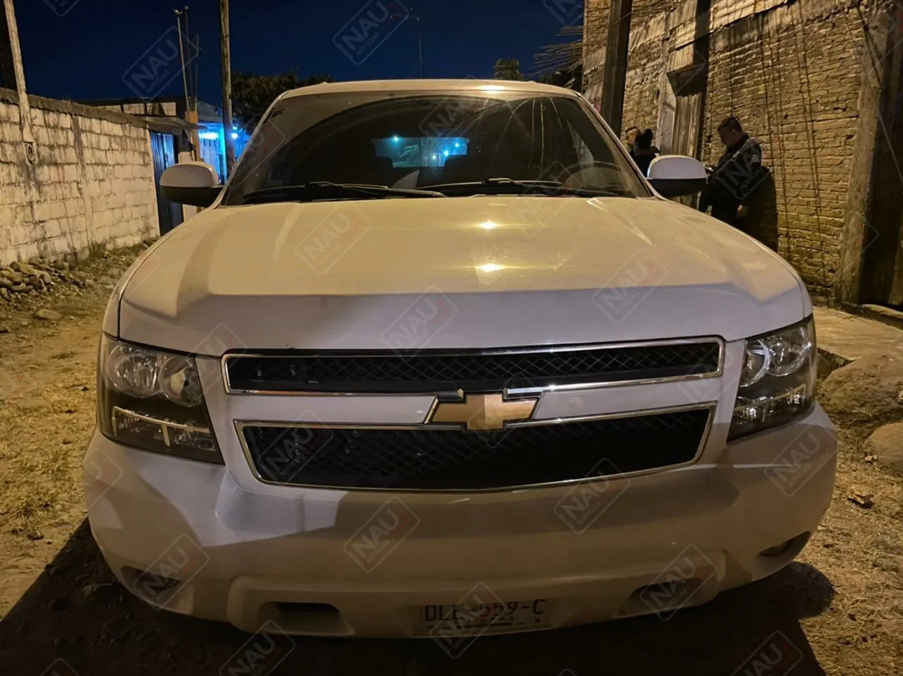 Chocan Suburban contra vehículo estacionado