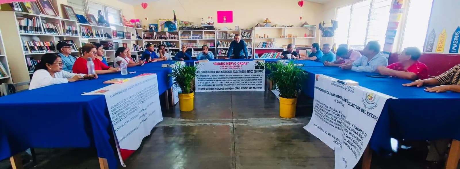 Se manifiestan 11 secundarias del estado por falta de docentes