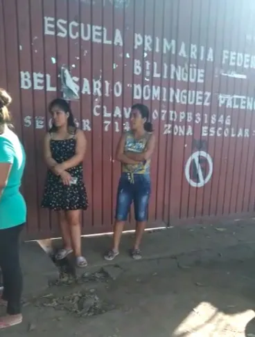 Padres de familia son dejados afuera para cobrarles 100 pesos de multa