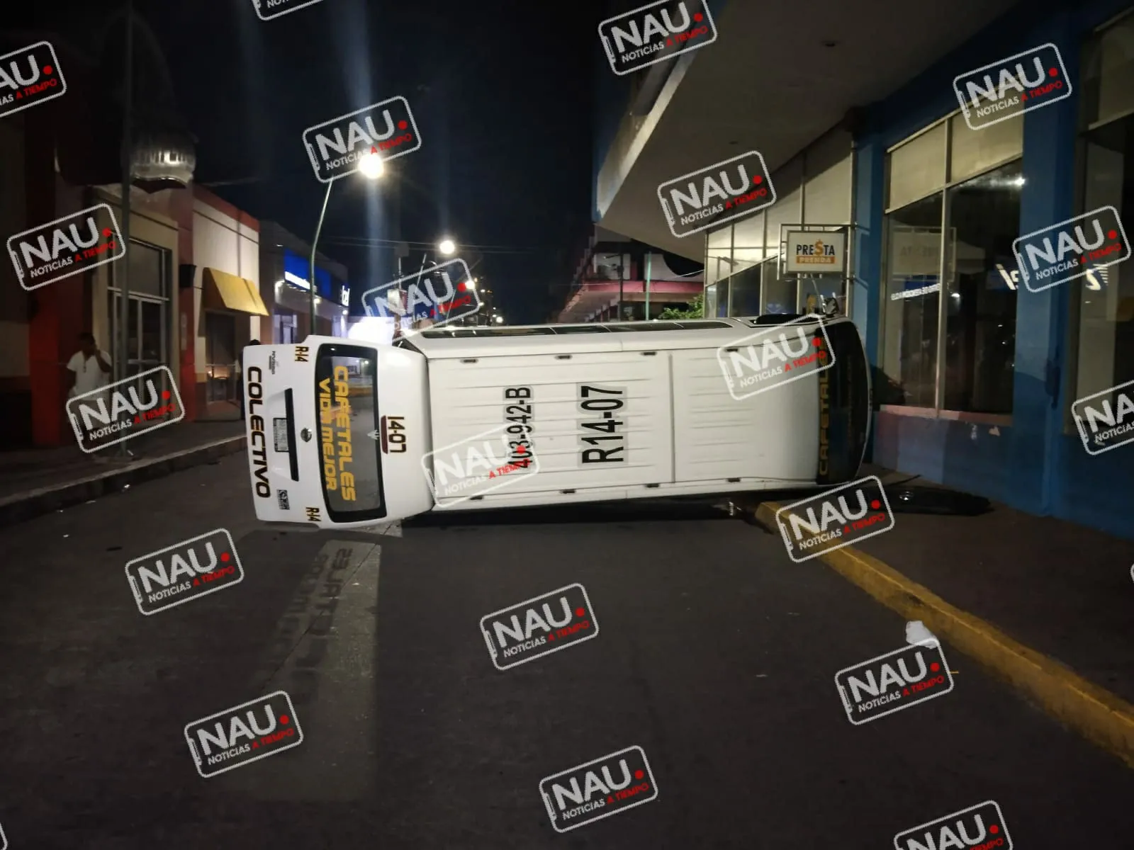 Vuelca combi de pasaje en el centro de Tapachula.