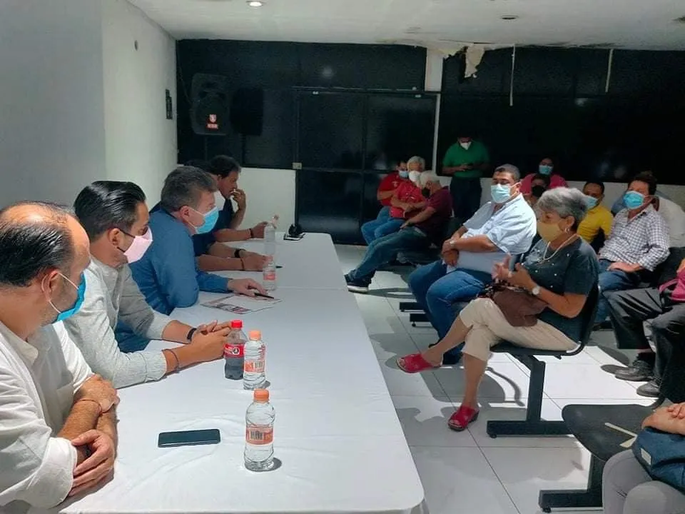 Se reúnen transportistas del Frente con el diputado federal Ismael Brito Mazariegos.