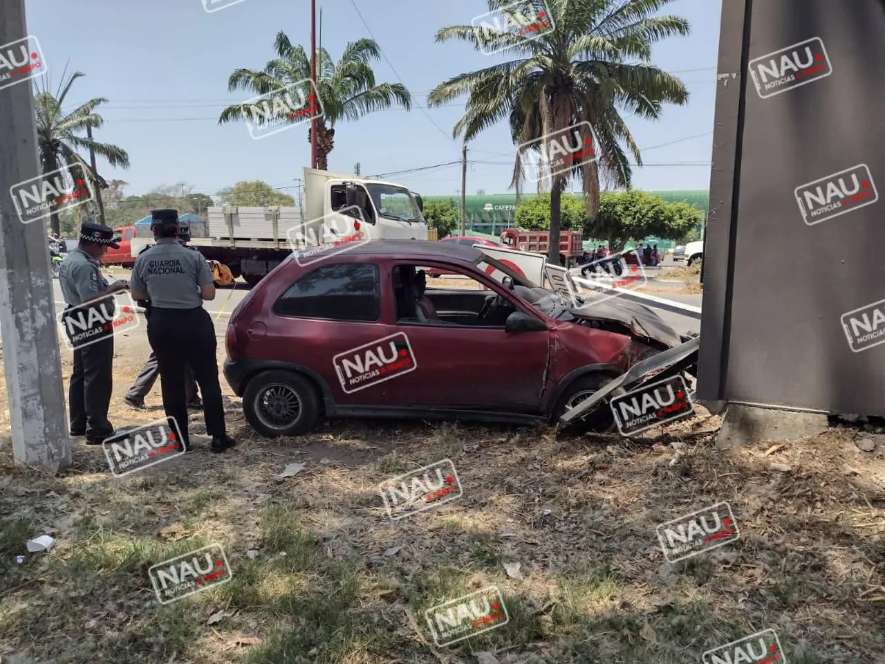 Abandonan vehículo accidentado frente al Estadio Olímpico.