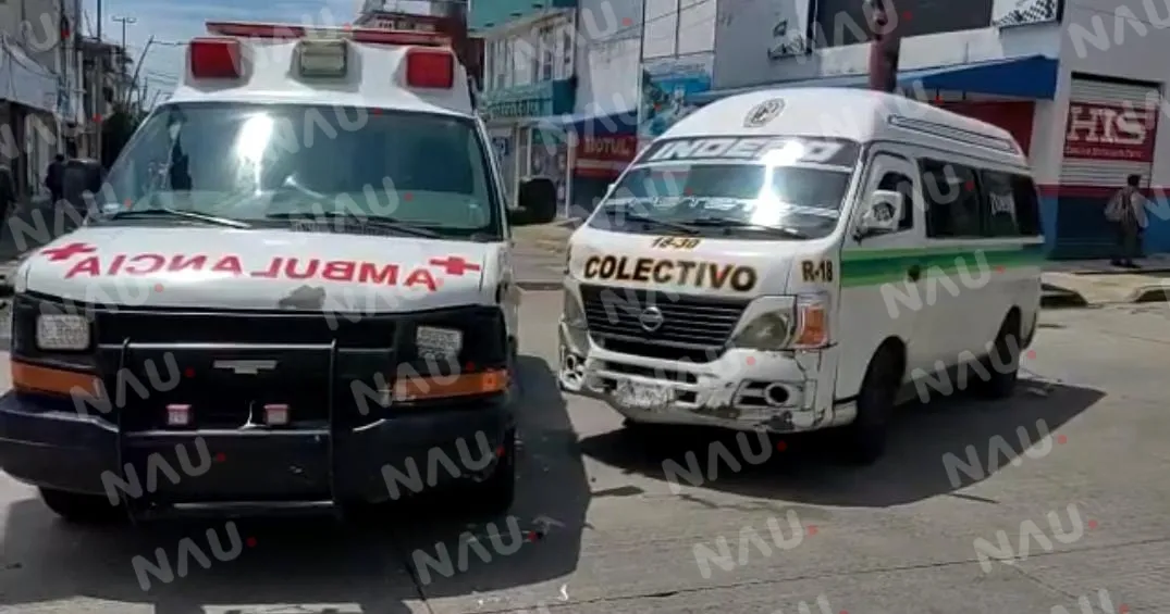 Un lesionado deja accidente, tras chocar combi de pasaje contra ambulancia