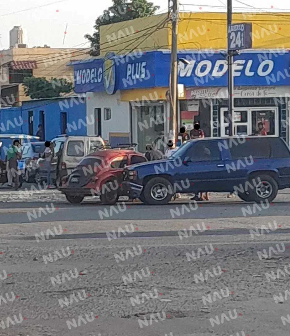 Chocan dos vehículos en el boulevard Santa Fe de Vida Mejor