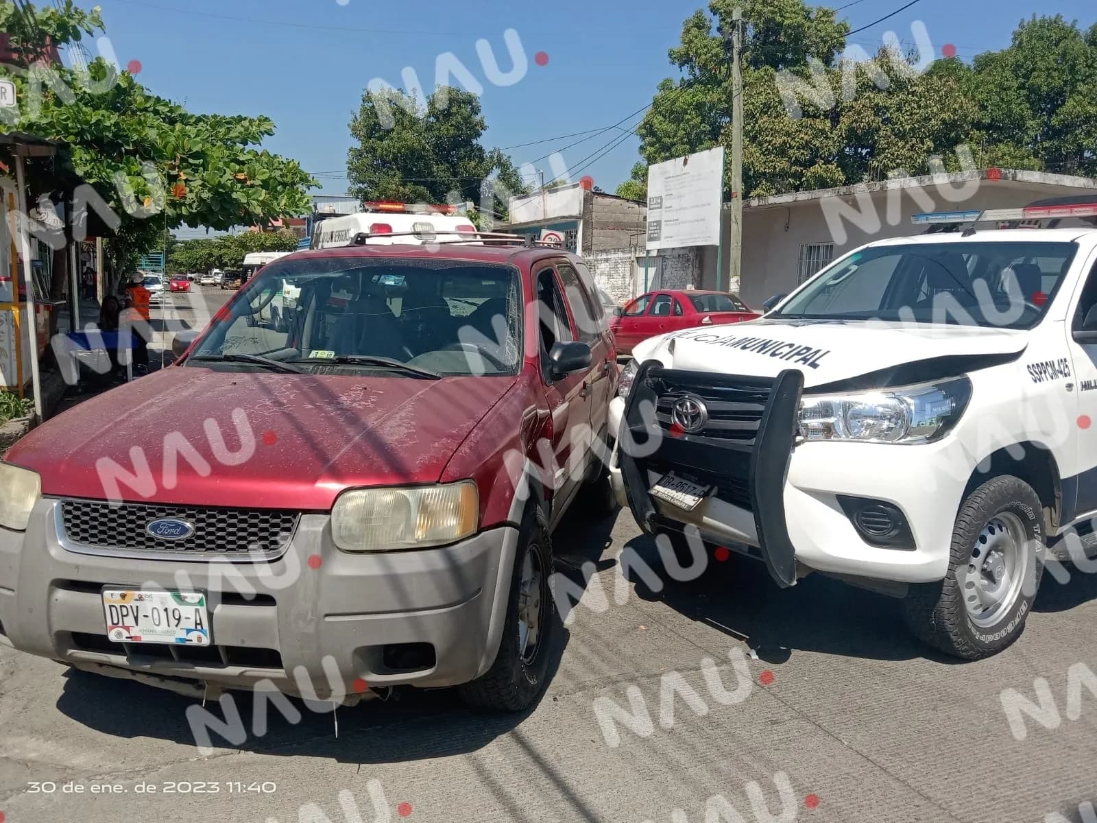Camioneta hace corte de circulación a patrulla de la policía municipal.
