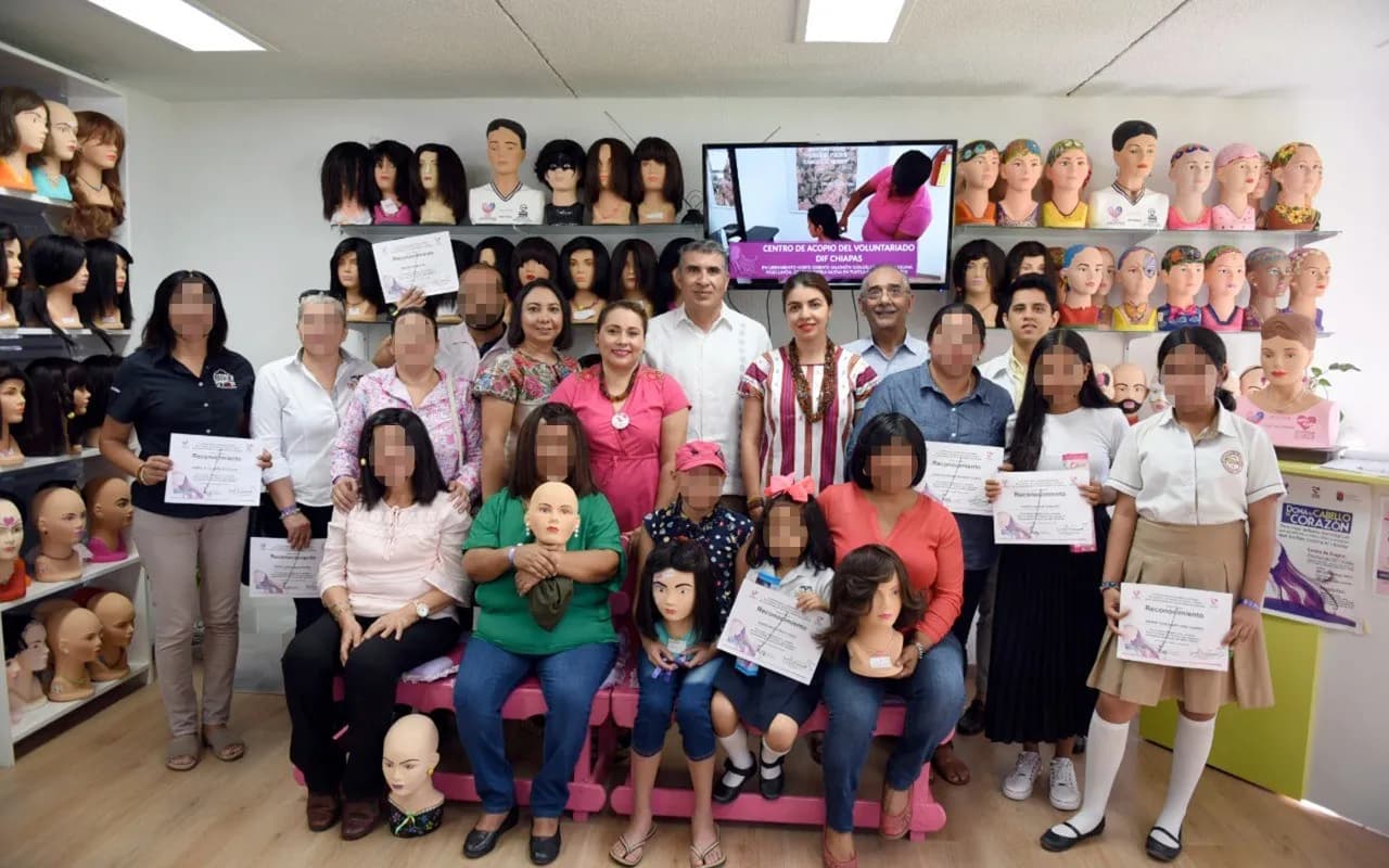 Entrega Voluntariado FGE coletas para elaboración de pelucas oncológicas