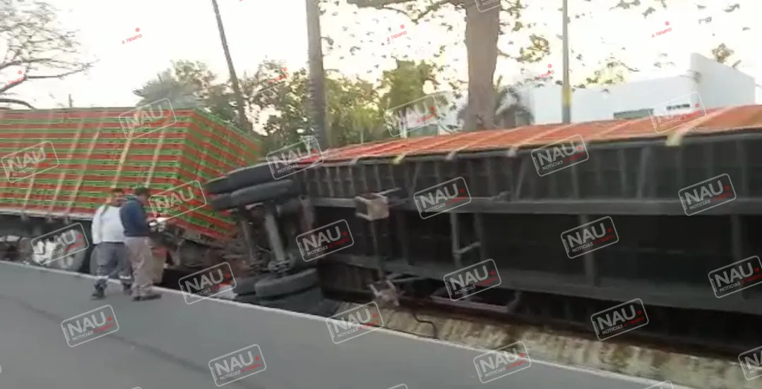 Se destraba plataforma y se vuelca en la carretera Tapachula – Puerto Madero