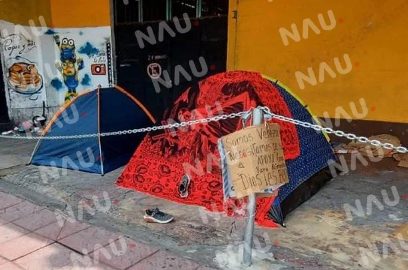 Familia de migrantes vive en situación de calle y se niega a recibir apoyo.