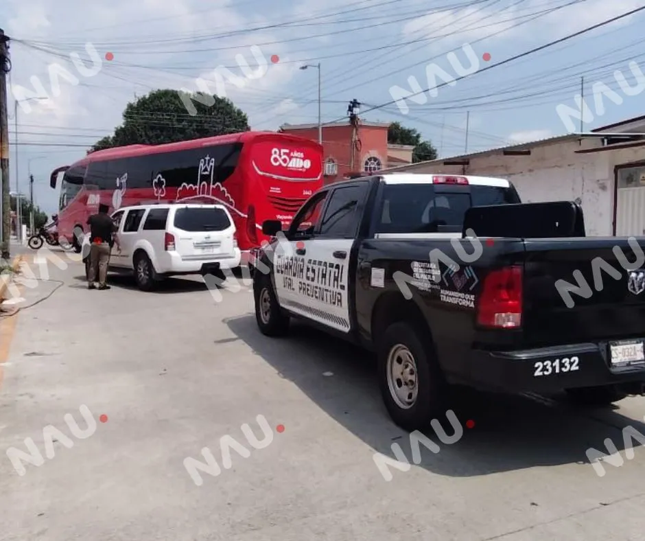 INTENTO DE REBASE PROVOCA CHOQUE ENTRE AUTOBÚS Y CAMIONETA EN TAPACHULA