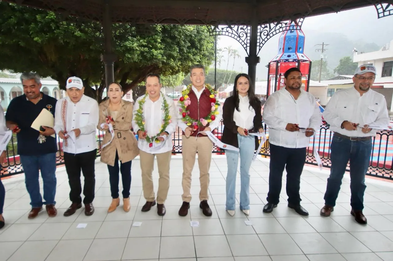 Inaugura Rutilio Escandón rehabilitación del Parque Público Municipal, en Ostuacán