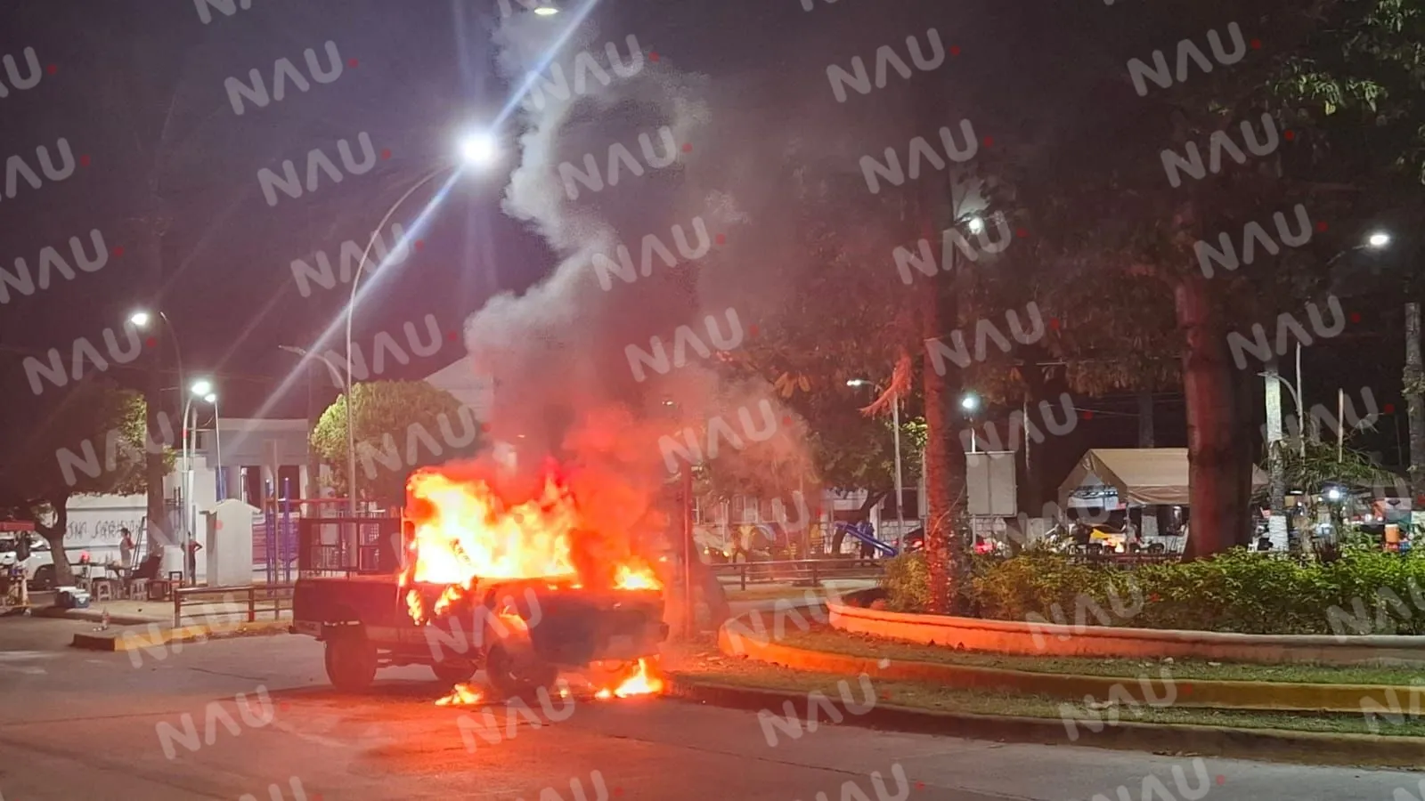 Se incendia camioneta en la glorieta del Panteón Jardín en Tapachula