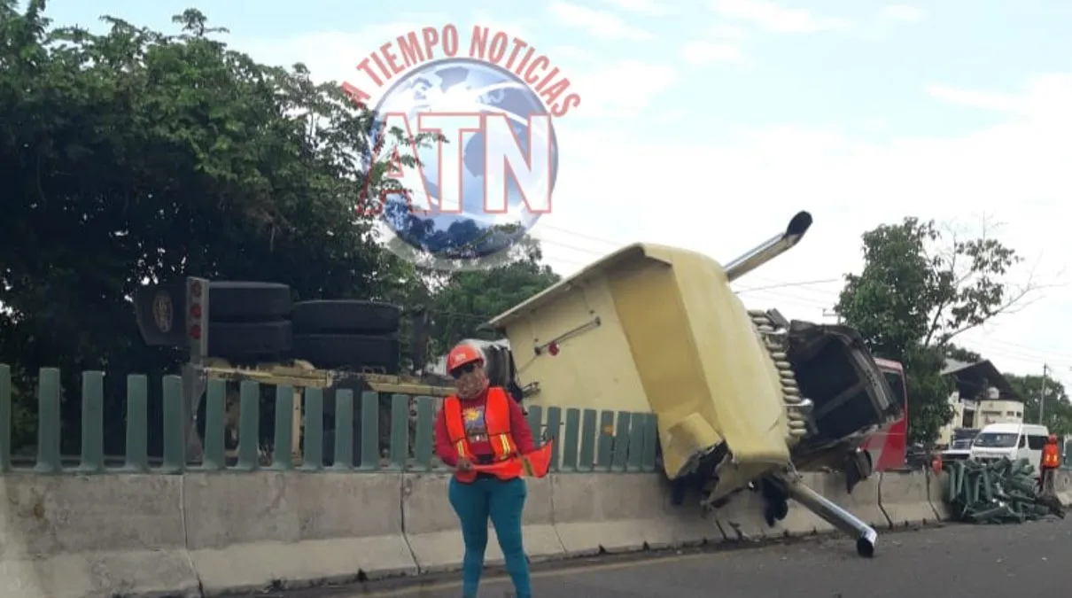 Tráiler choca contra muro central de contención