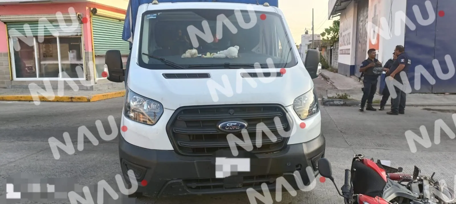 Motociclista causa accidente contra una camioneta