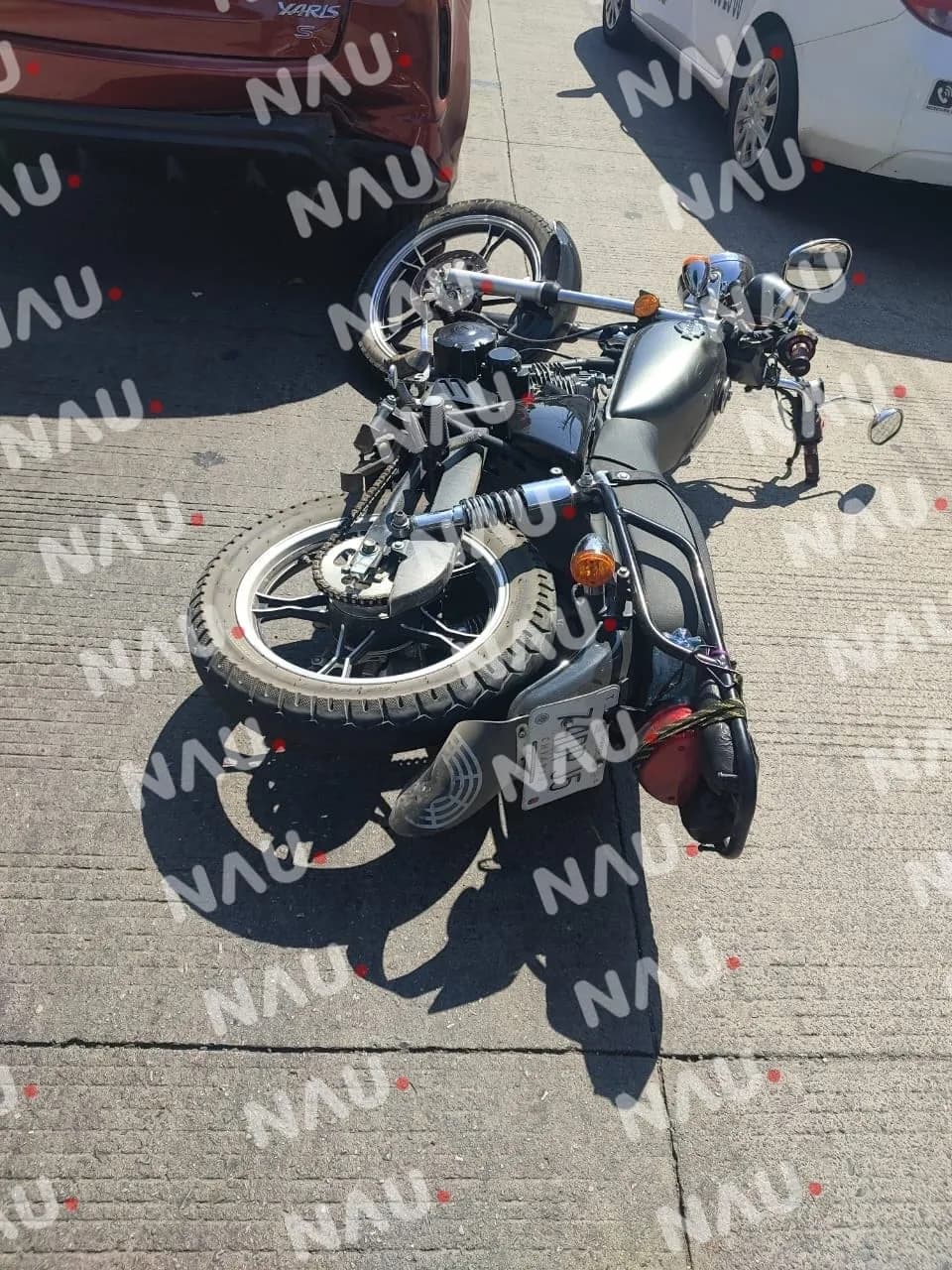 Motociclista colombiano colisiona contra vehículo en la 18 calle Oriente