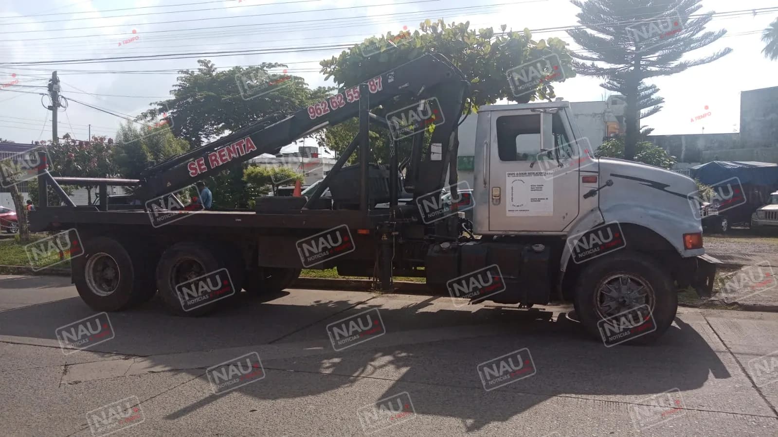 Conductor de grúa choca contra un vehículo