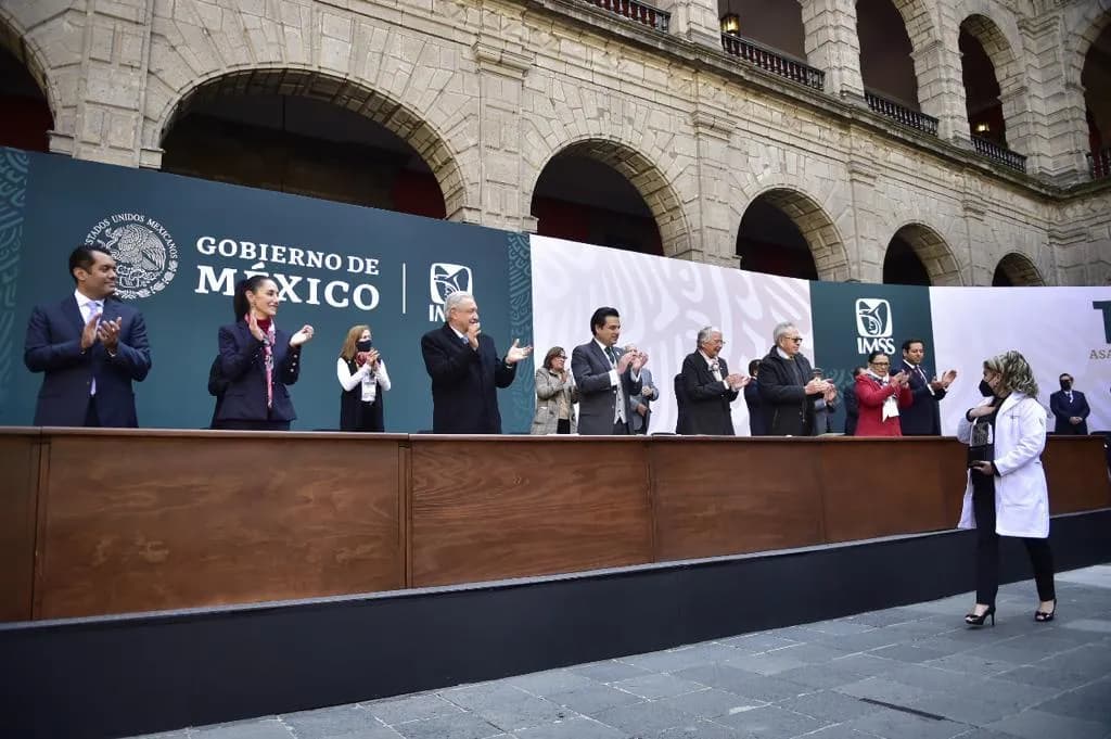 AMLO respalda trabajo de Zoé Robledo en el IMSS