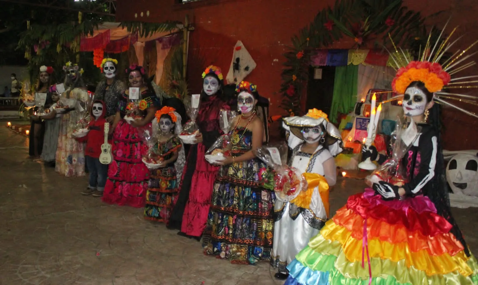Se adorna el parque central Miguel Hidalgo de Tuxtla Chico con el desfile de Catrinas y Catrines