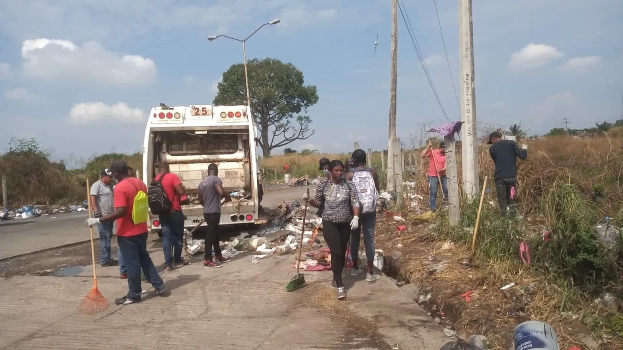 SE LEVANTA BASURA DEJADA POR MIGRANTES EN EL LIBRAMIENTO SUR DE TAPACHULA