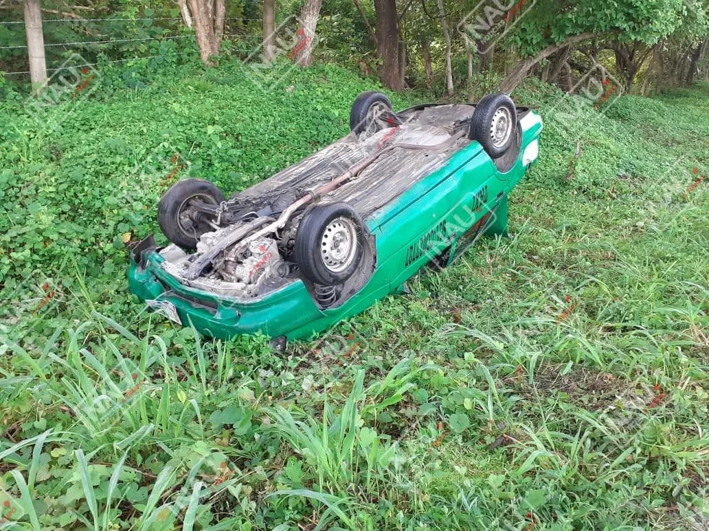 Vuelca taxi en la carretera costera
