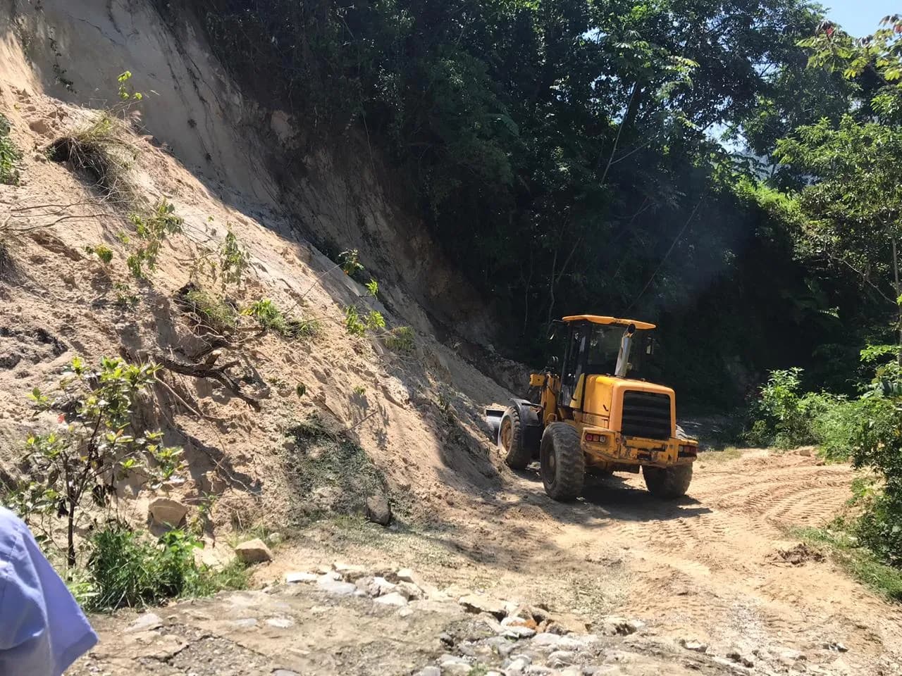 ATIENDEN DERRUMBES EN CAMINOS DE LA ZONA ALTA DE TAPACHULA