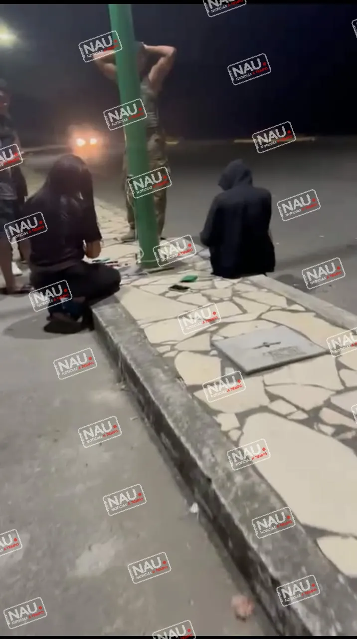 Extranjeros causan destrozos en la vía pública.