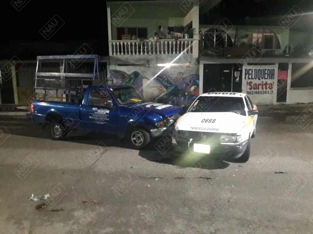 En los Laureles chocan dos vehículos y deja solo daños