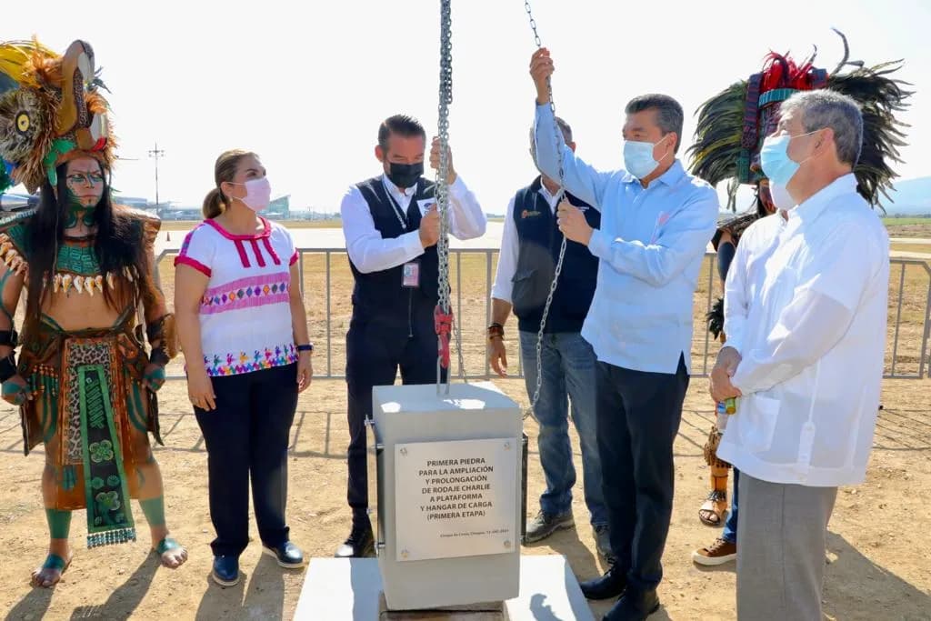 Coloca Rutilio Escandón primera piedra de ampliación de rodaje y hangar de carga del Aeropuerto “Ángel Albino Corzo”