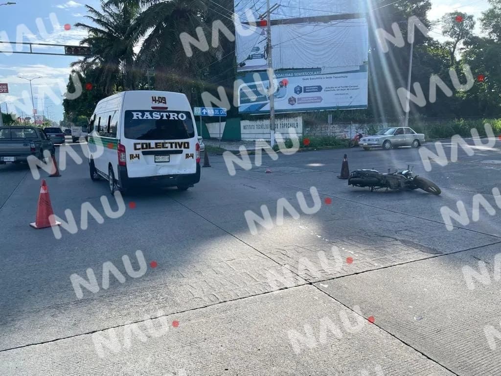 Motociclista lesionado al chocar contra una combi de pasaje