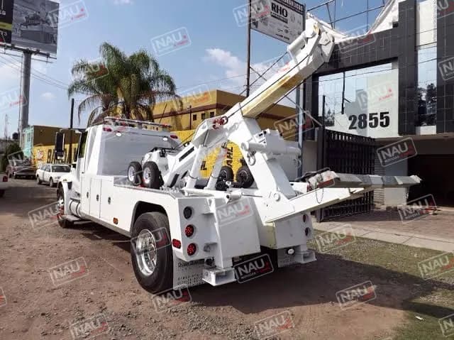 Abusan con cobros excesivos empresas de grúas, autoridades condicionan su uso