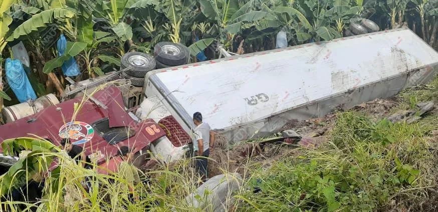 Tráiler que iba vacío, se volcó y fue abandonado por el conductor