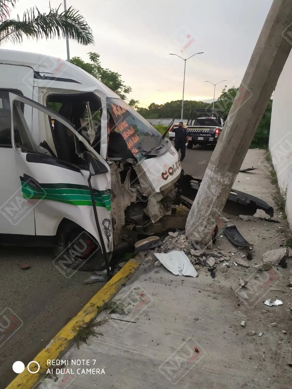 Combi choca contra una pared de una empresa