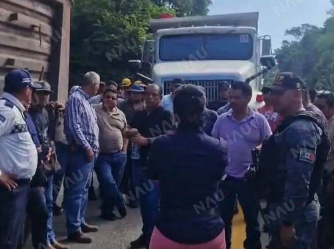 Camioneros de Huixtla protestan para exigir trabajo en traslado de piedra a Puerto Chiapas