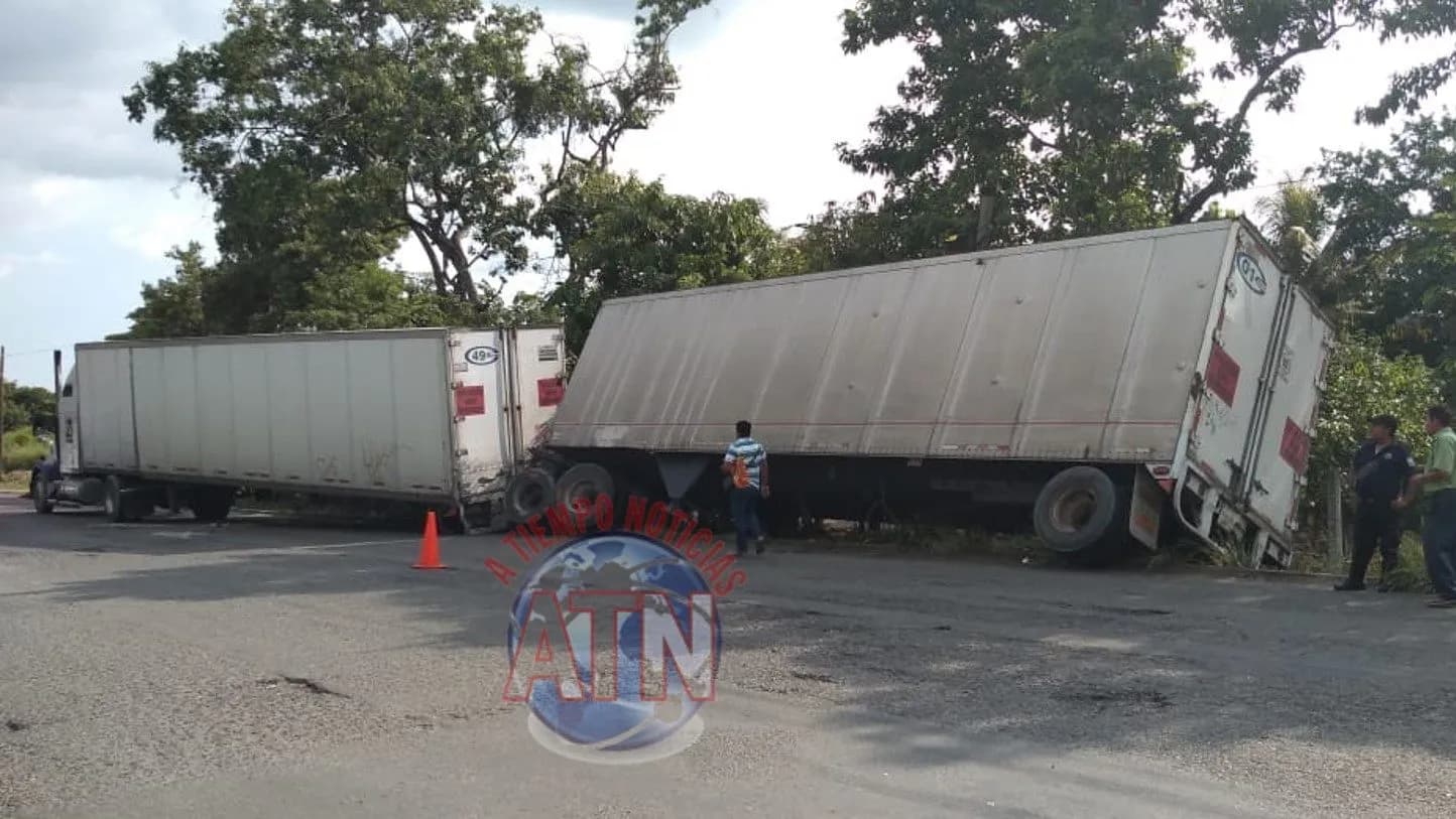 Por librar bache tráiler casi termina volcado