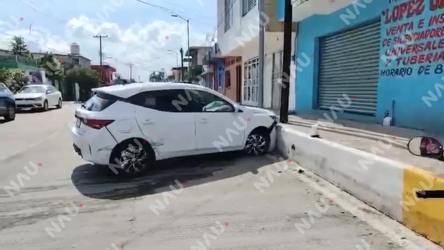 Conductor choca, huye y deja su placa abandonada en el centro de Tapachula