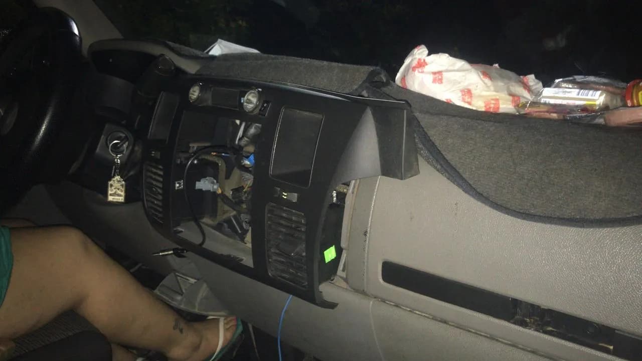 Daños portezuela de una camioneta y se roban un Estéreo con pantalla