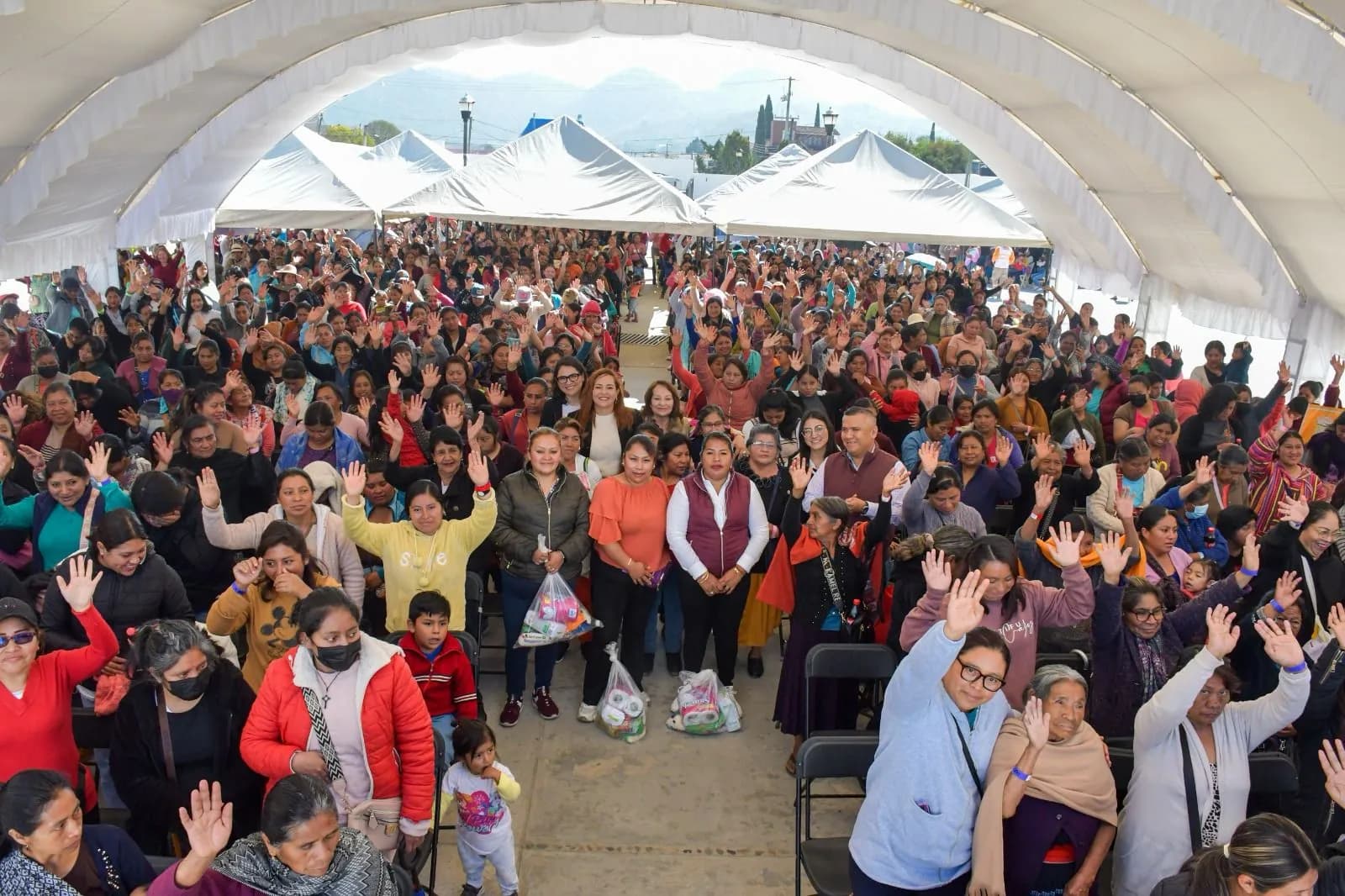 Fabiola Ricci entrega despensas a mujeres y reconoce su esfuerzo diario al frente de sus familias