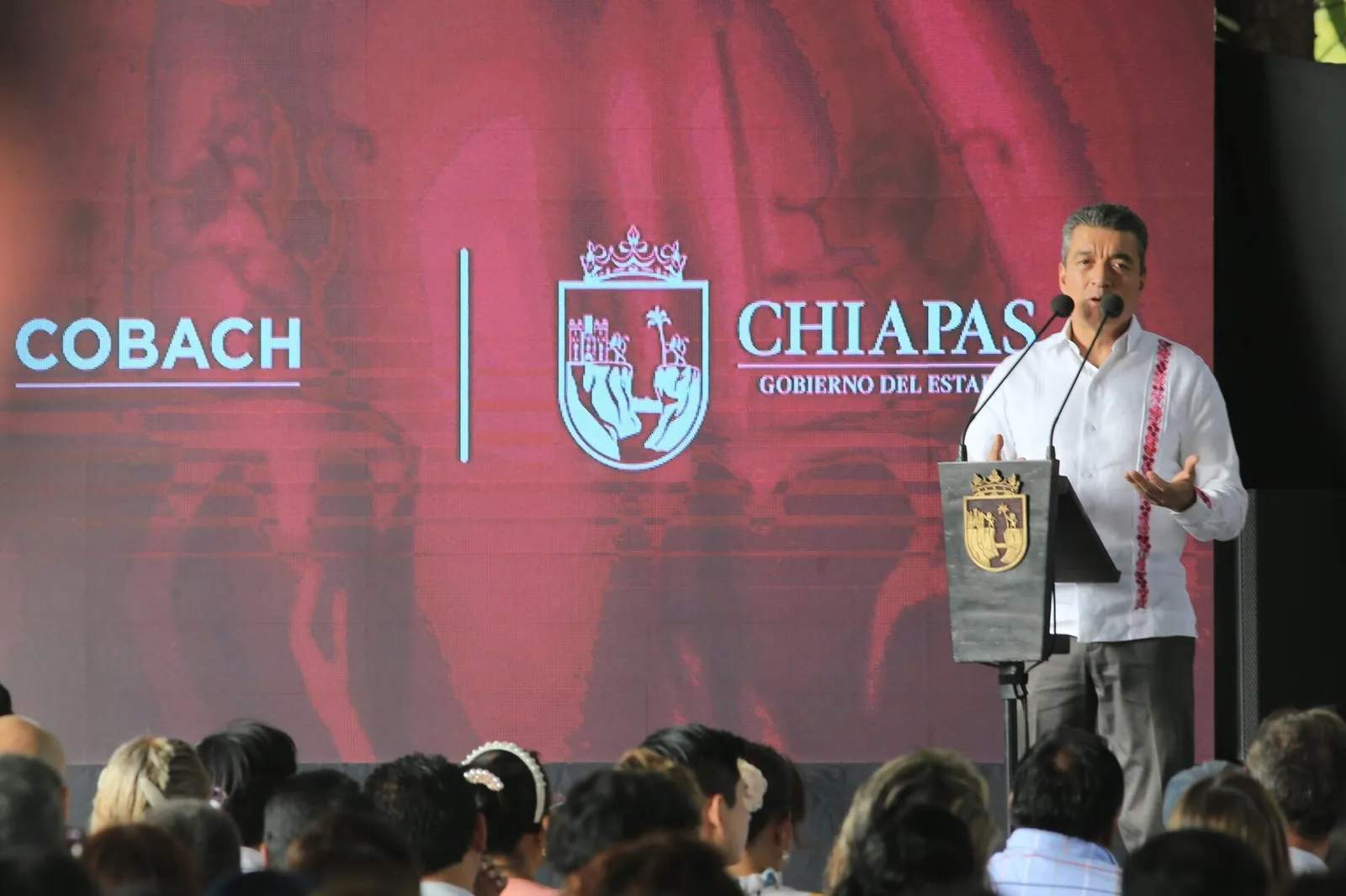 Rutilio Escandón inaugura cancha de futbol en el Cobach 13 de Tuxtla Gutiérrez