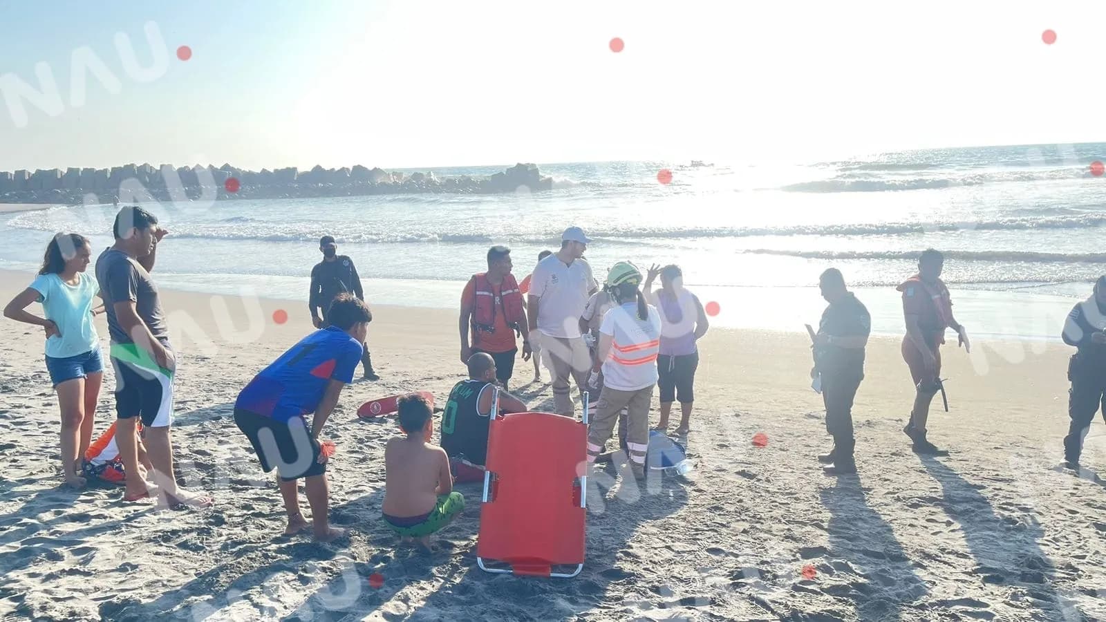 Salvavidas de la Marina, rescatan a mujer hondureña en playa San Benito