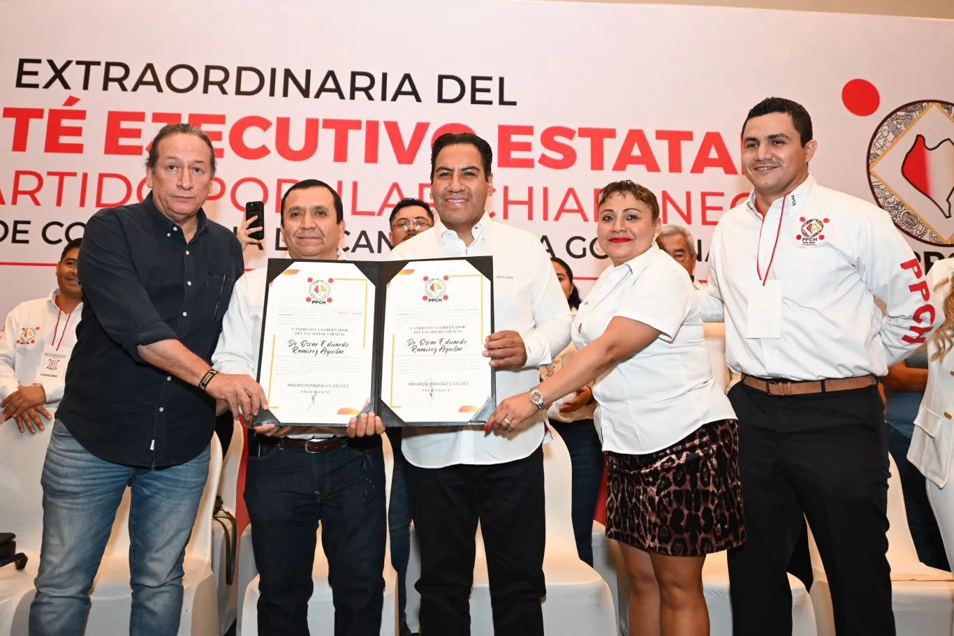 PPCH entrega constancia de candidatura al gobierno de Chiapas a Eduardo Ramírez.