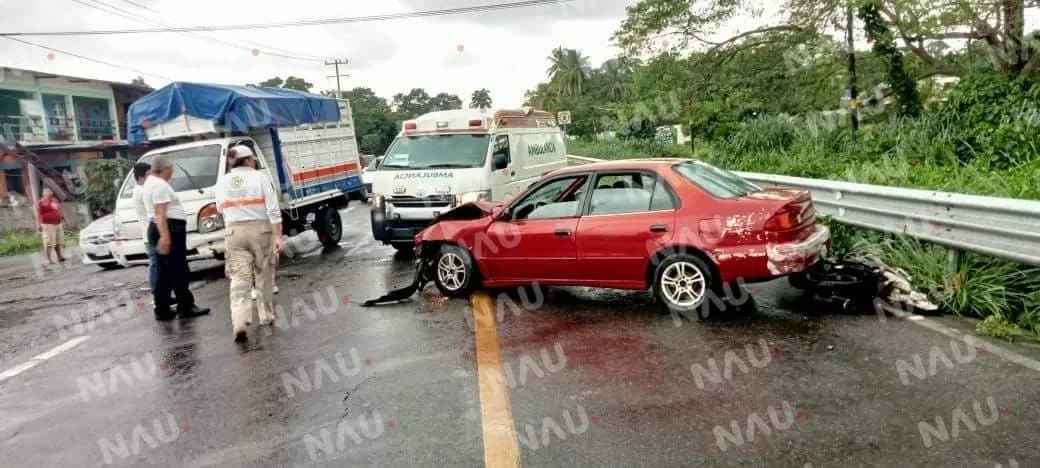 Chocan dos vehículos y una motocicleta