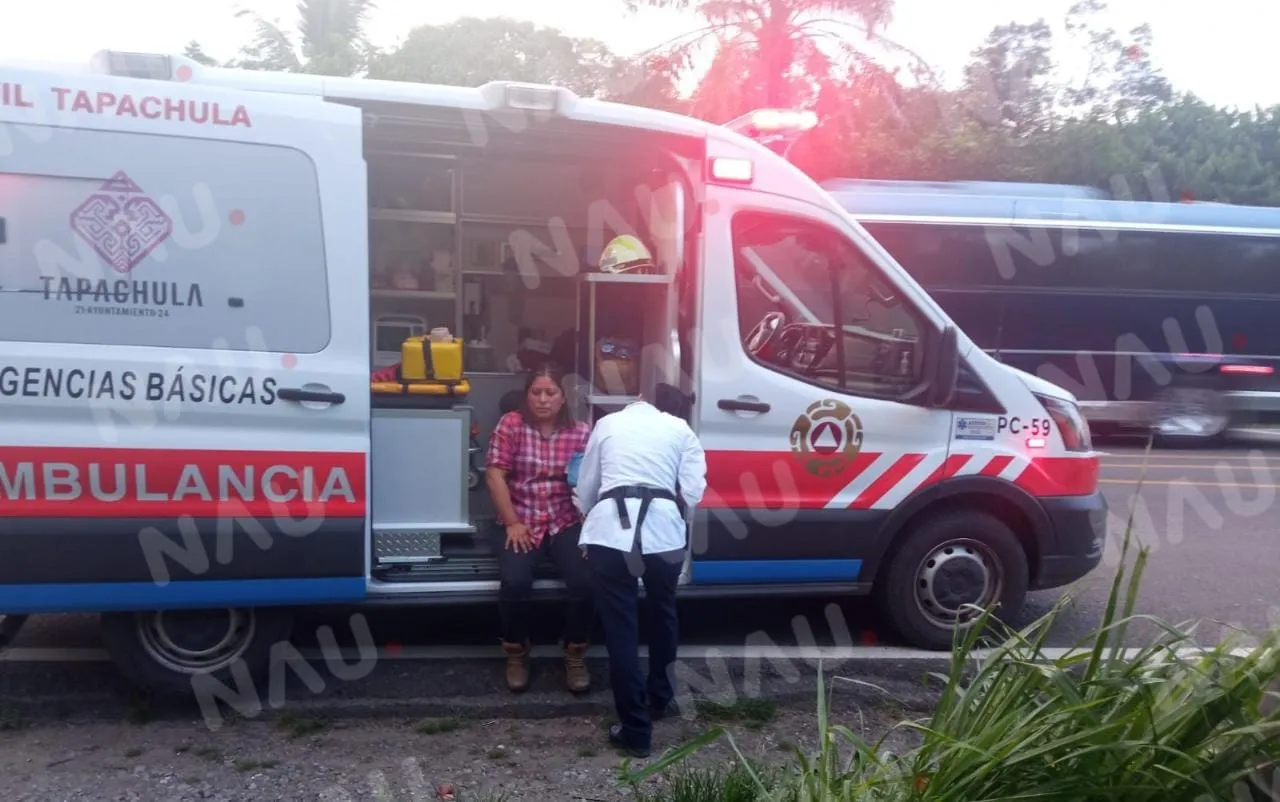Conductora pierde el control del volante y se salió de la carretera