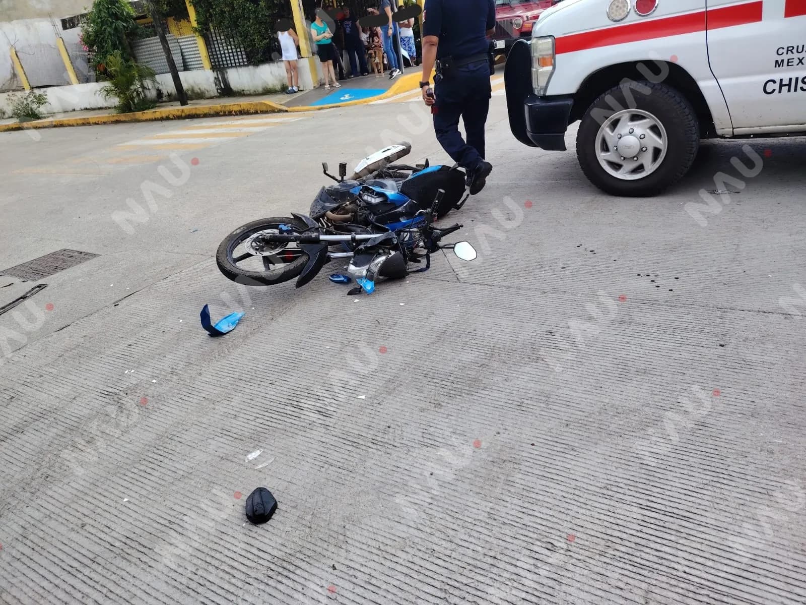 Motoristas chocan contra camioneta en cruce sin señalamiento; uno resulta lesionado