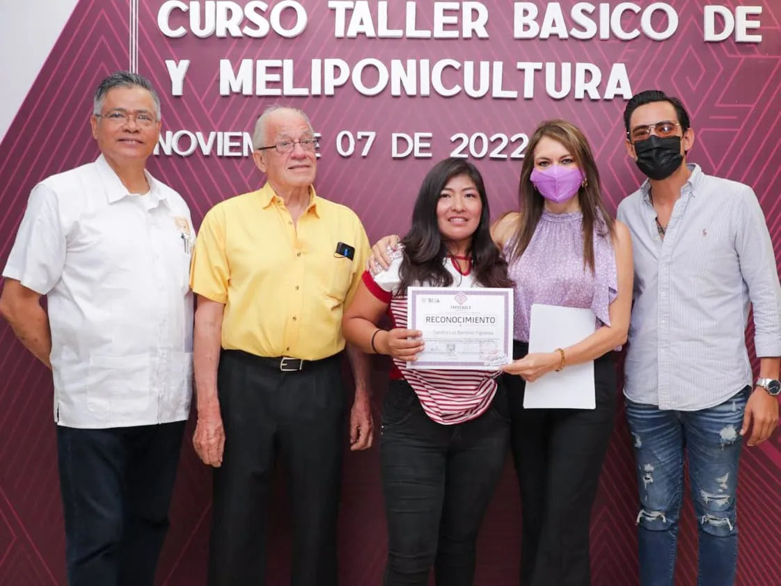 ENTREGA ROSY URBINA RECONOCIMIENTOS A PARTICIPANTES EN TALLER BÁSICO DE APICULTURA