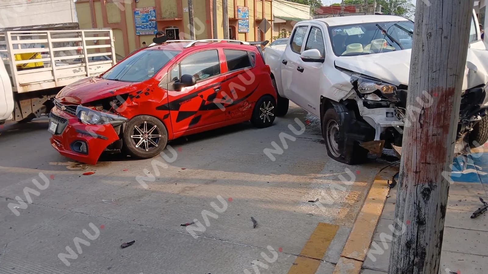 Fuerte choque en pleno Centro de Tapachula deja daños en una vivienda